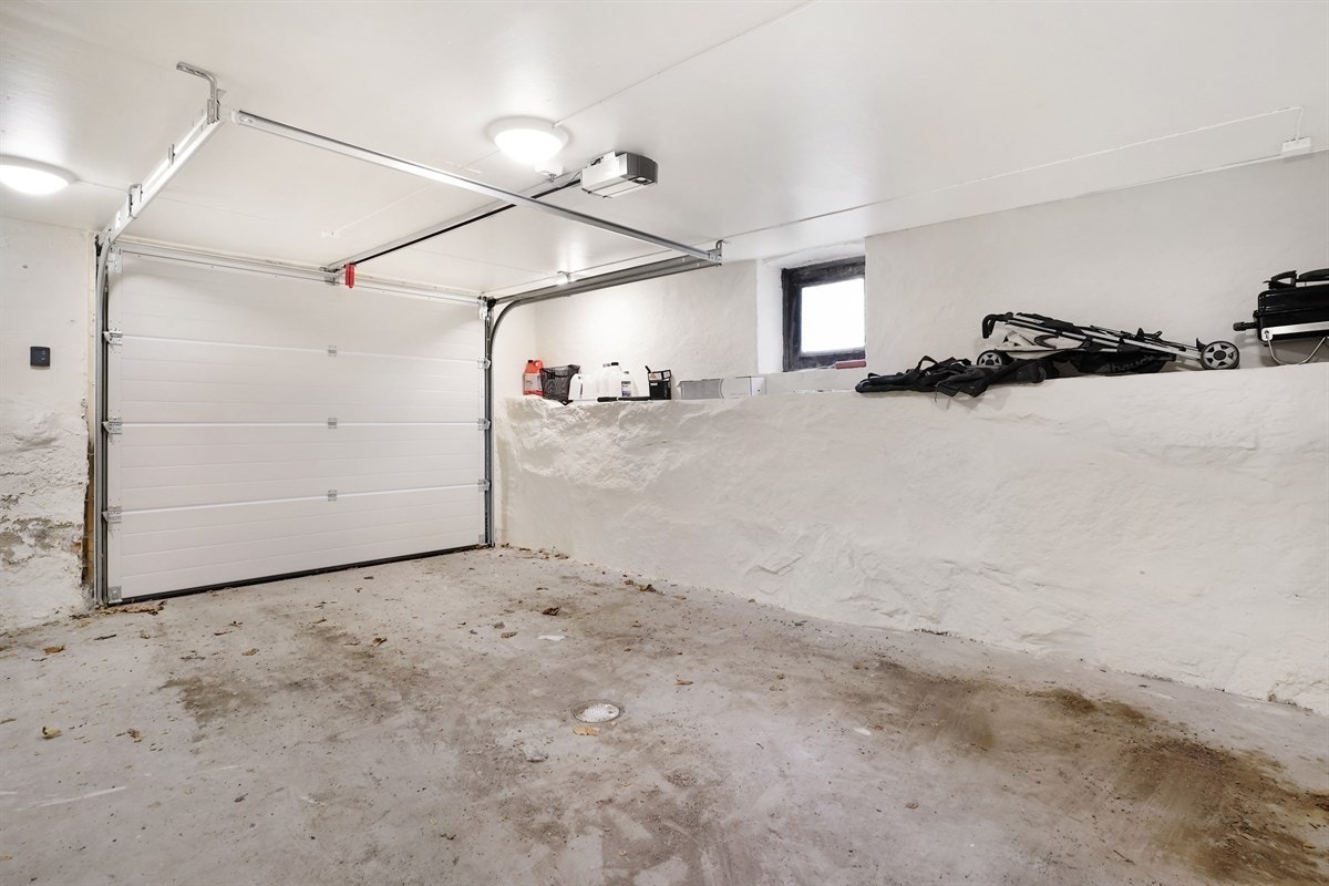 Det er parkering i garasjekjeller og på egen tomt. Det er montert elektrisk styrt leddport til garasje. Galleribilde