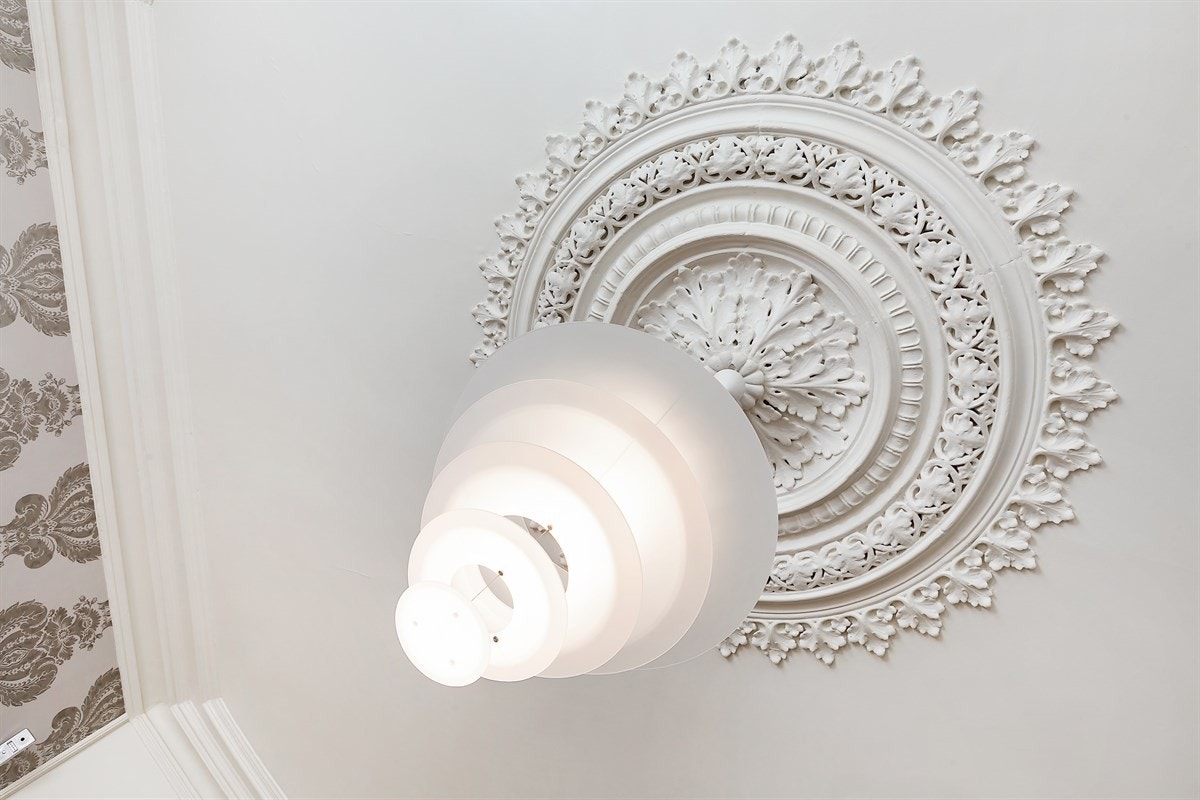 Leilighet 1. etasje. Stuen har nydelig stukkatur og en vakker takrosett av de rent sjeldne. Galleribilde