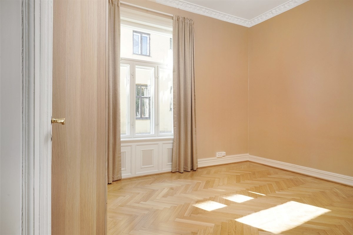 Leilighet 1. etasje. Leiligheten har tre soverom med parkettgulv og tapetserte vegger. Galleribilde