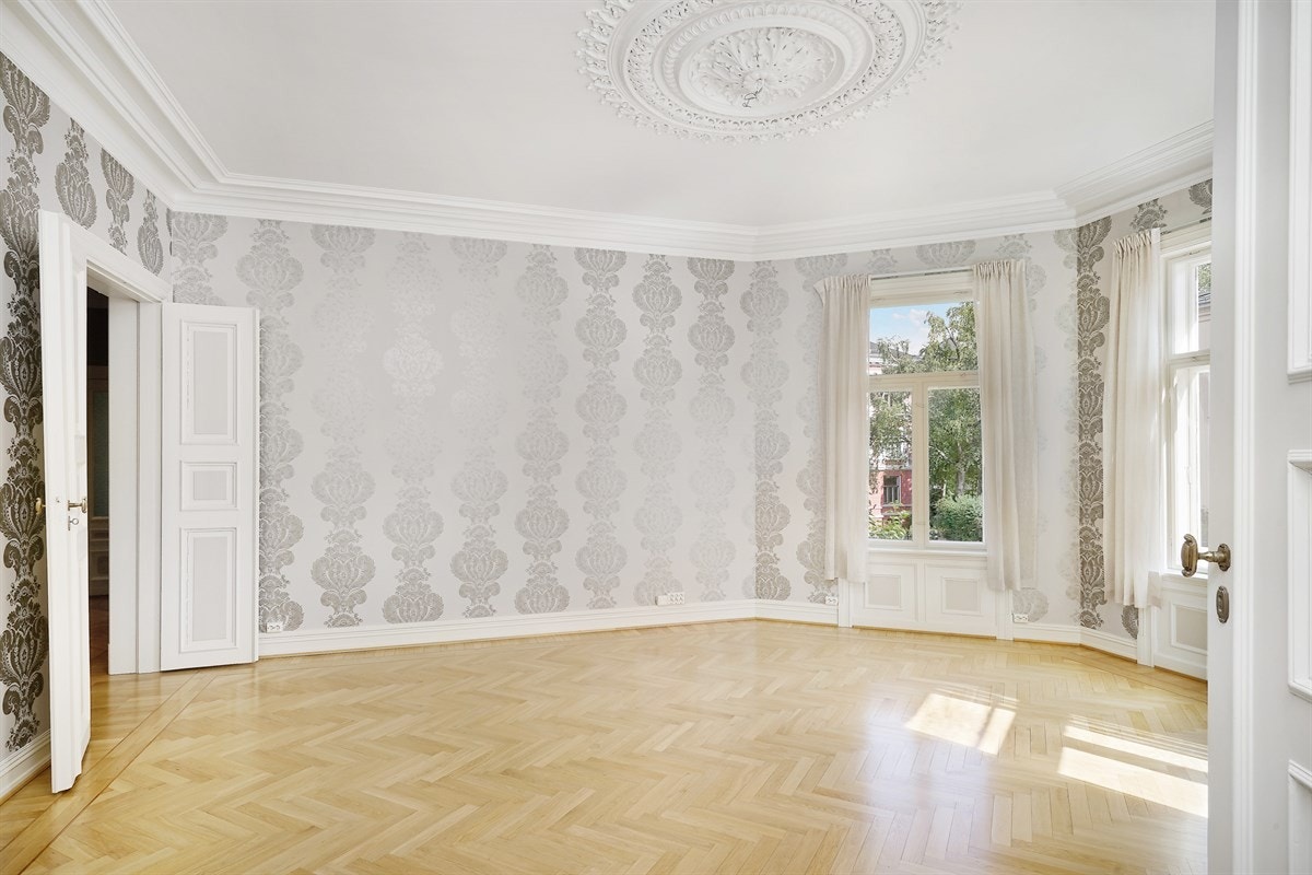 Leilighet 1. etasje. Det hele harmonerer svært godt og takhøyde på 3,35 meter gir en svært luftig romfølelse. Galleribilde