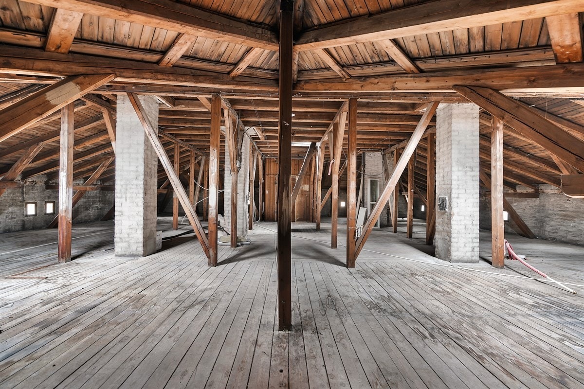 Uant potensial for fremtidig utnyttelse på 202 kvm uinnredet råloft. Lagt klart rør/stikk for varme opp til loft. Galleribilde