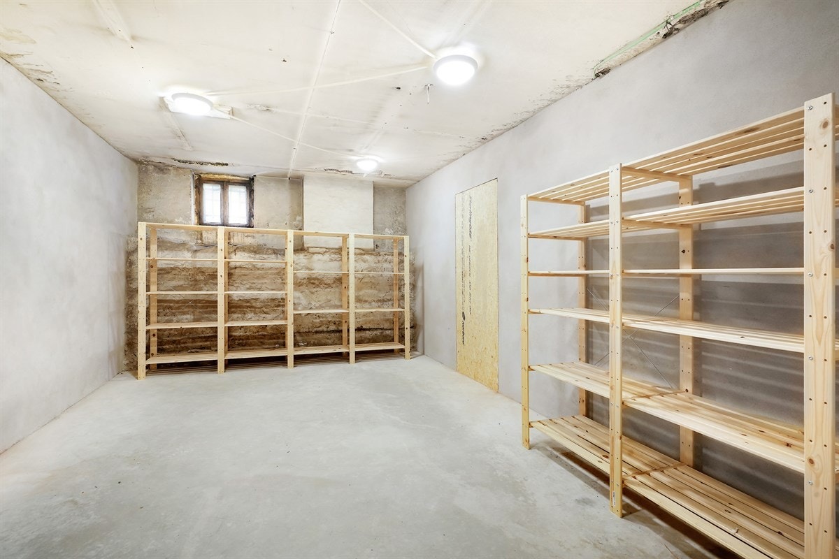 Kjelleren ble klargjort for tre fremtidige bad. Samtidig ble det etablert et jordvarmeanlegg som forsyner kjeller, første og andre etasje med vannbåren gulvvarme. Galleribilde