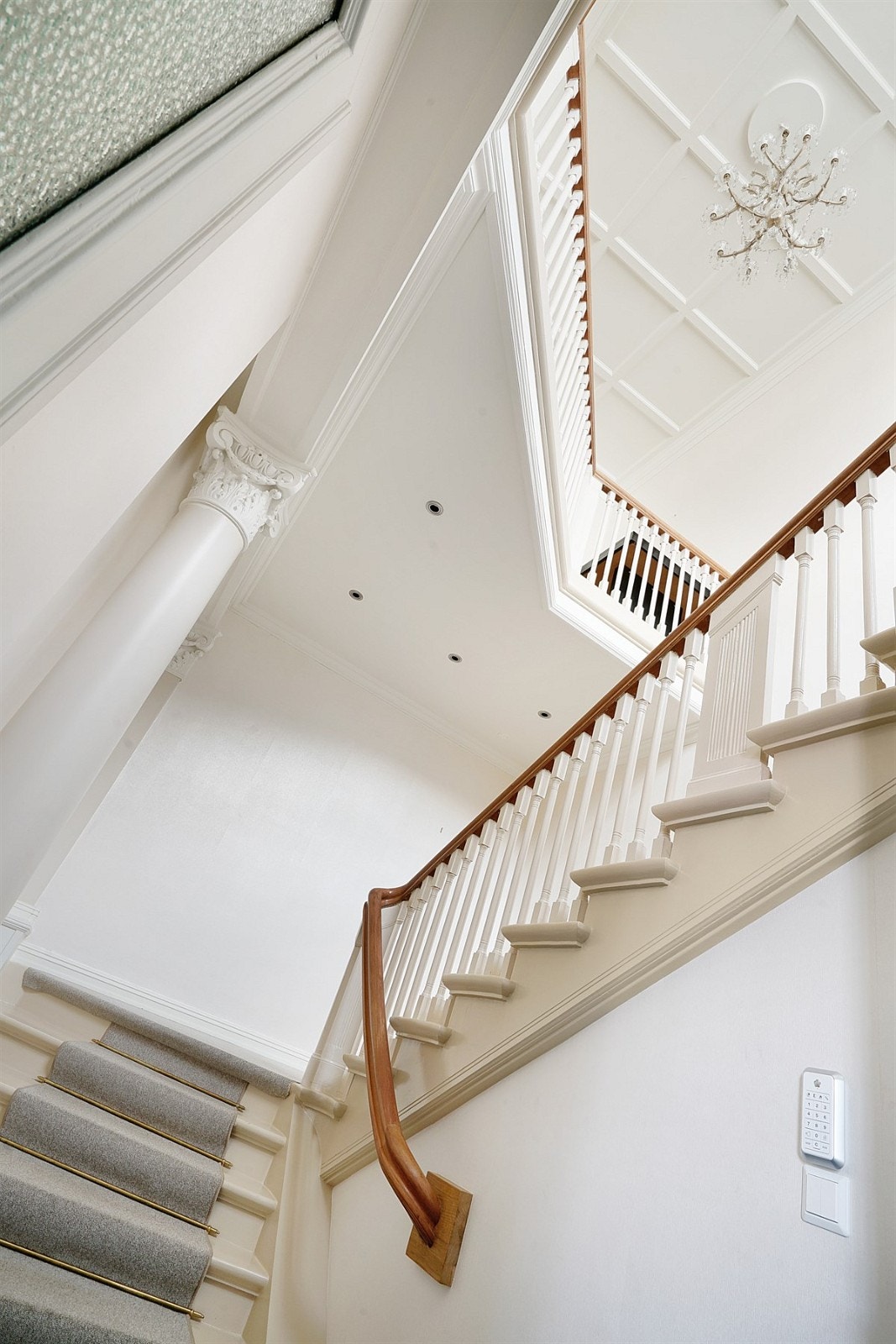 Trappeløp opp til 2. etasje. Stukkatur, tofløyede dører, takrosetter og trapper er restaurert, og alt fremstår som meget flott. Galleribilde