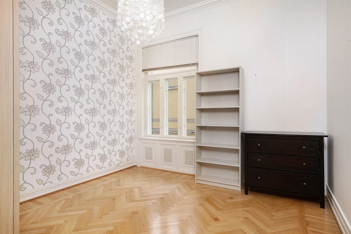 Leilighet 2. etasje. Leiligheten har tre soverom med parkettgulv og tapetserte vegger. Rommene er lyse og luftige med god takhøye og nyere garderobeskap. Galleribilde