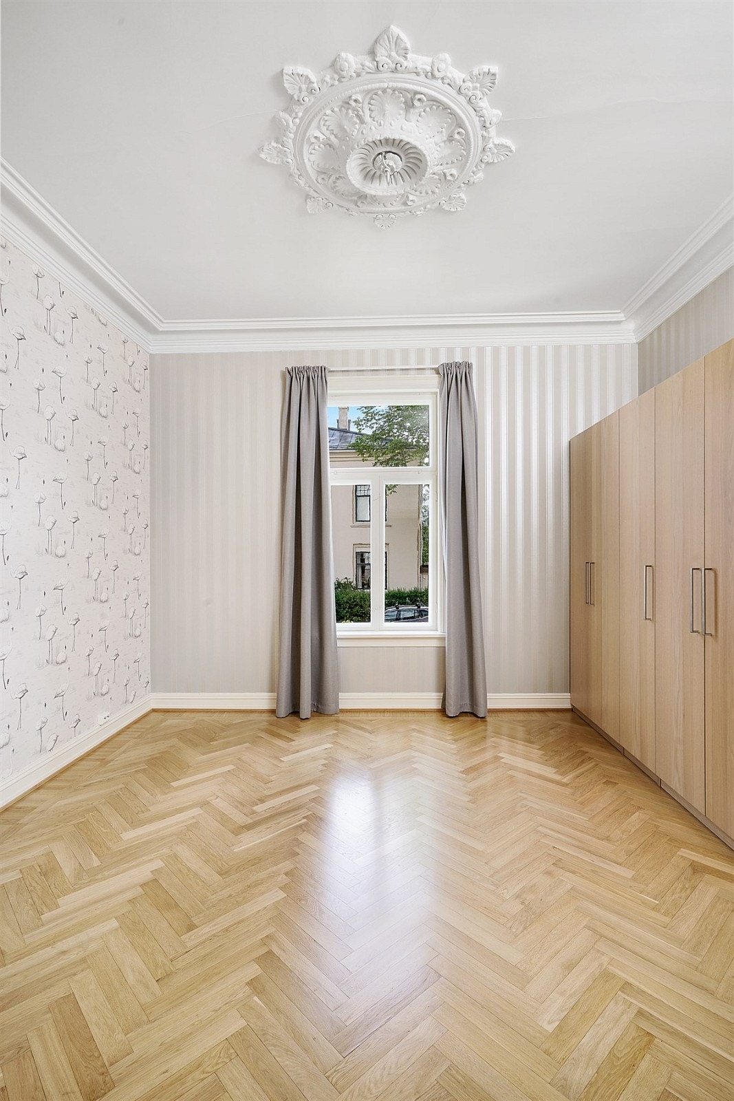 Leilighet 2. etasje. Leiligheten har tre soverom med parkettgulv og tapetserte vegger. Rommene er lyse og luftige med god takhøye og nyere garderobeskap. Galleribilde