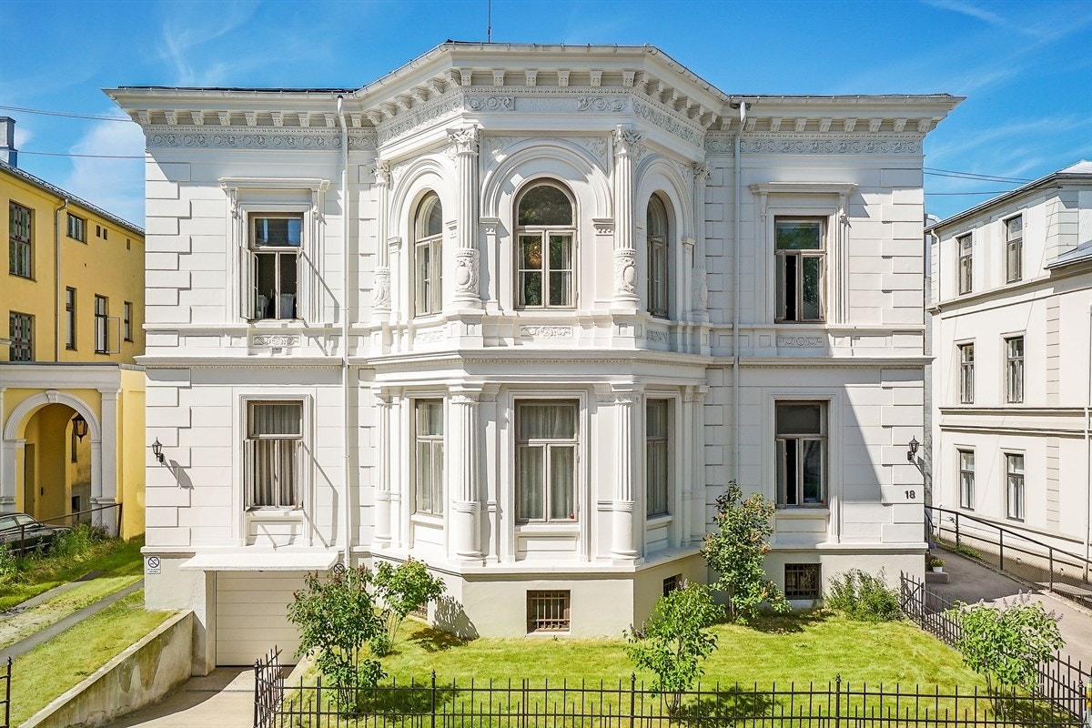 Uranienborg Terrasse - Unik praktvilla på nær 900 kvm BRA, med 2 utsøkte leiligheter , hybel, uinnredet kjeller og råloft. Tomt på 753 kvm, omfattende renovert i 2011-2013 og påkostet varmeanlegg. Garasje og p-plasser Galleribilde