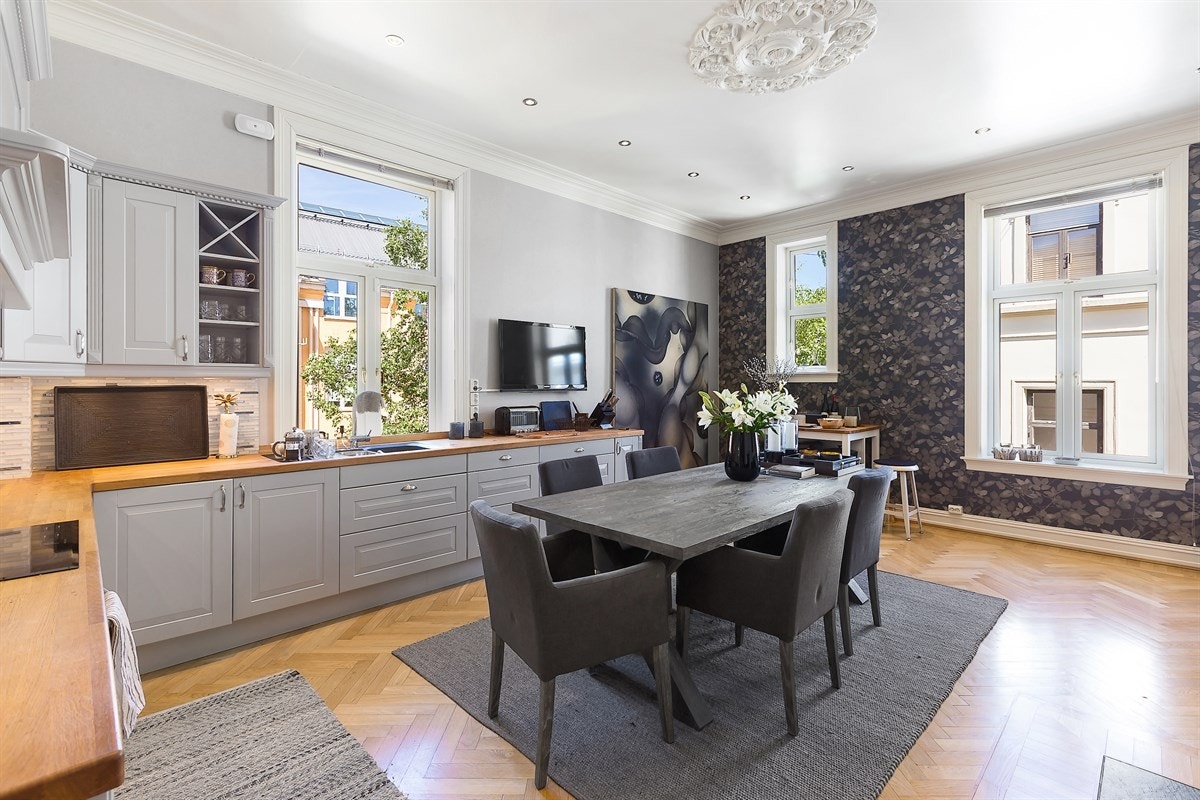 Leilighet 2. etasje. Kjøkkenet er svært pent med nyere innredning i klassisk stil. Kjøkkenet har ildsted og god plass for et større spisebord. Galleribilde