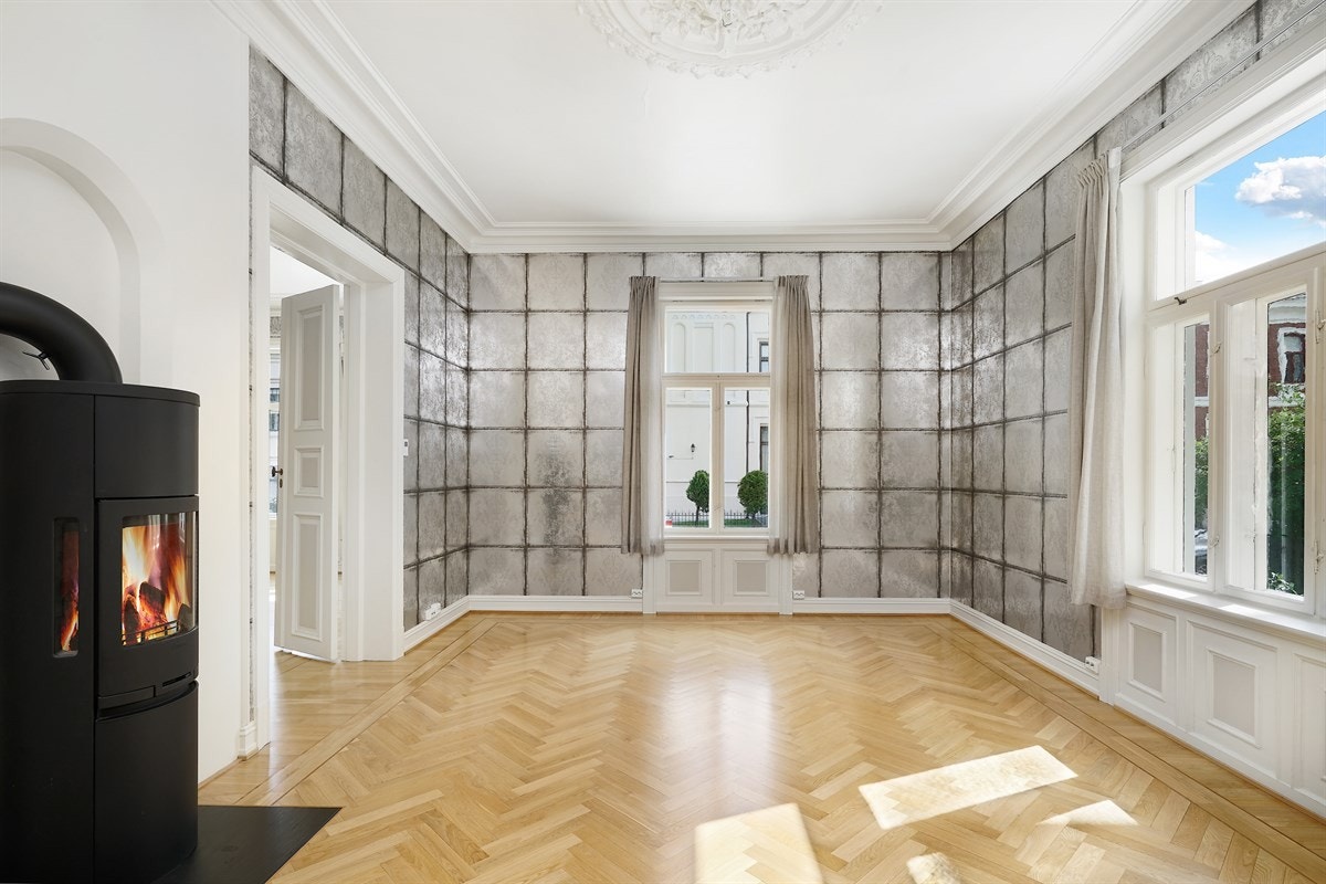 Leilighet 1. etasje. Denne etasjen har en ekstra stue, staselig og flott med peisovn. Galleribilde