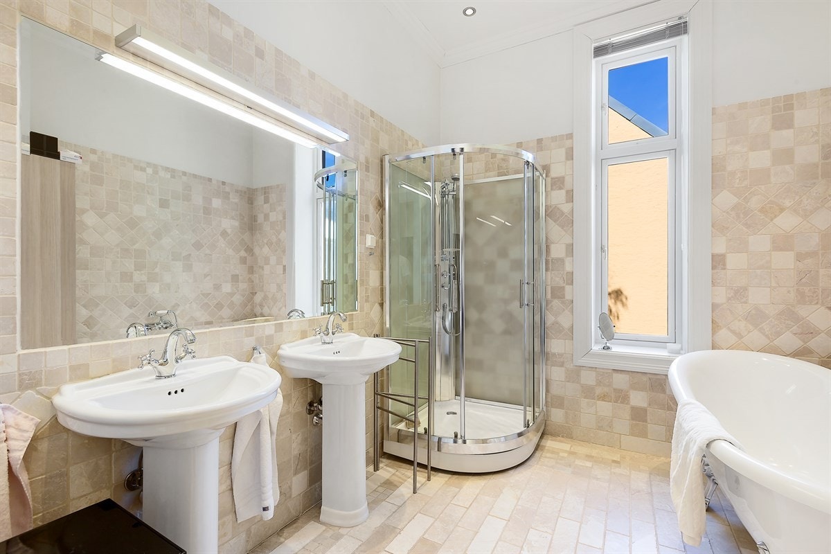 Leiligheten i 2. etasje har et bad og et dusjbad. Badet har både dusjkabinett og et lekkert badekar med løveføtter. Det er integrert musikkanlegg i badet. Galleribilde
