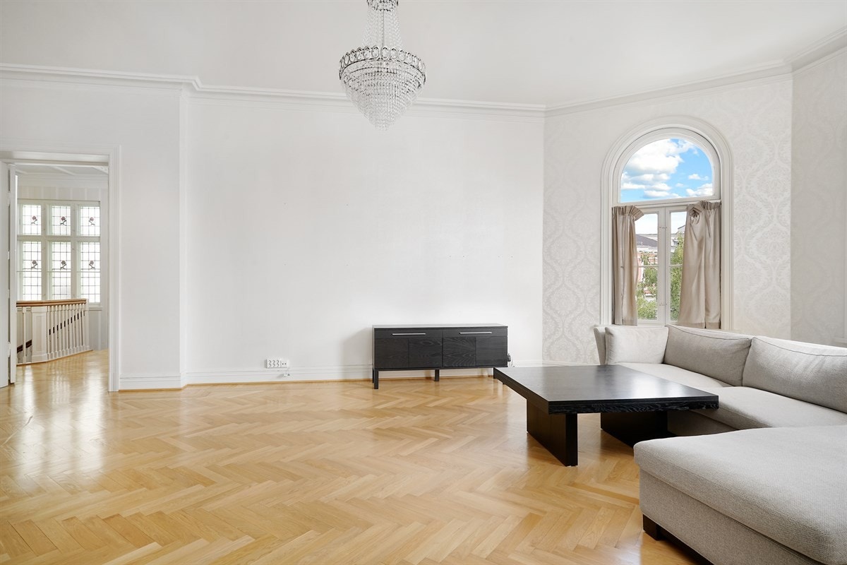 Leilighet 2. etasje. Stuen har doble fløydører og i samme etasje finnes en spisestue. Galleribilde