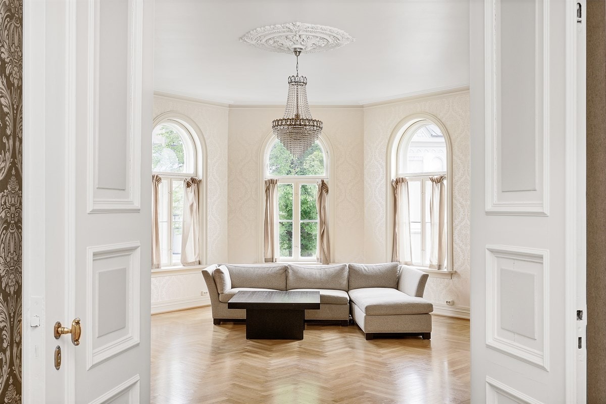 Leilighet 2. etasje. Stuen er staselig med tre store buevinduer. Takhøyden er på 3,35 meter med stilren stukkatur og en nydelig takrosett. Galleribilde