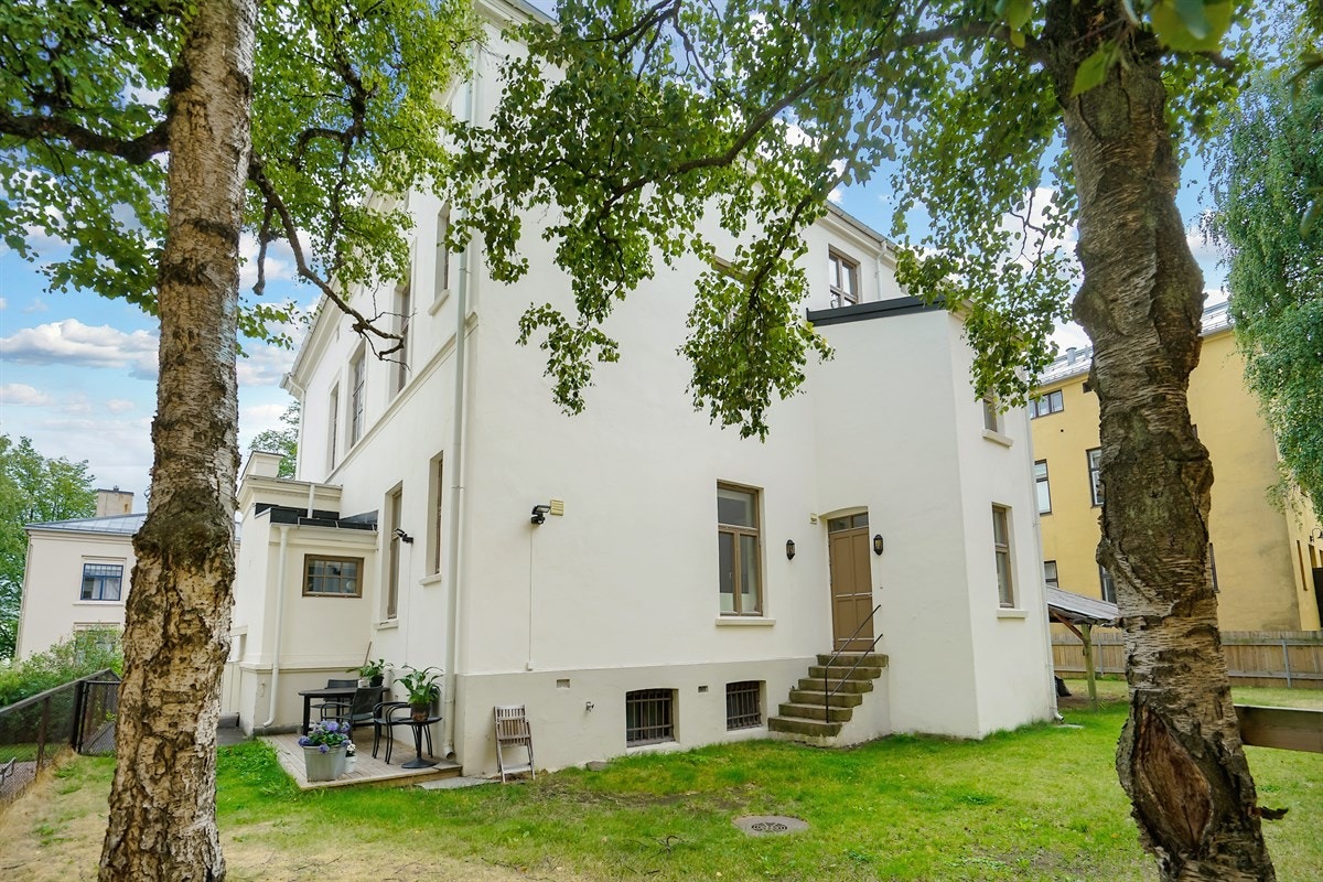 Bakhagen ligger skjermet av et tett gjerde og har godt med boltreplass, rom for lekeapparater og fin plass for ulike møbelgrupper under trærne. I det ene hushjørnet er det laget en markterrasse. Galleribilde