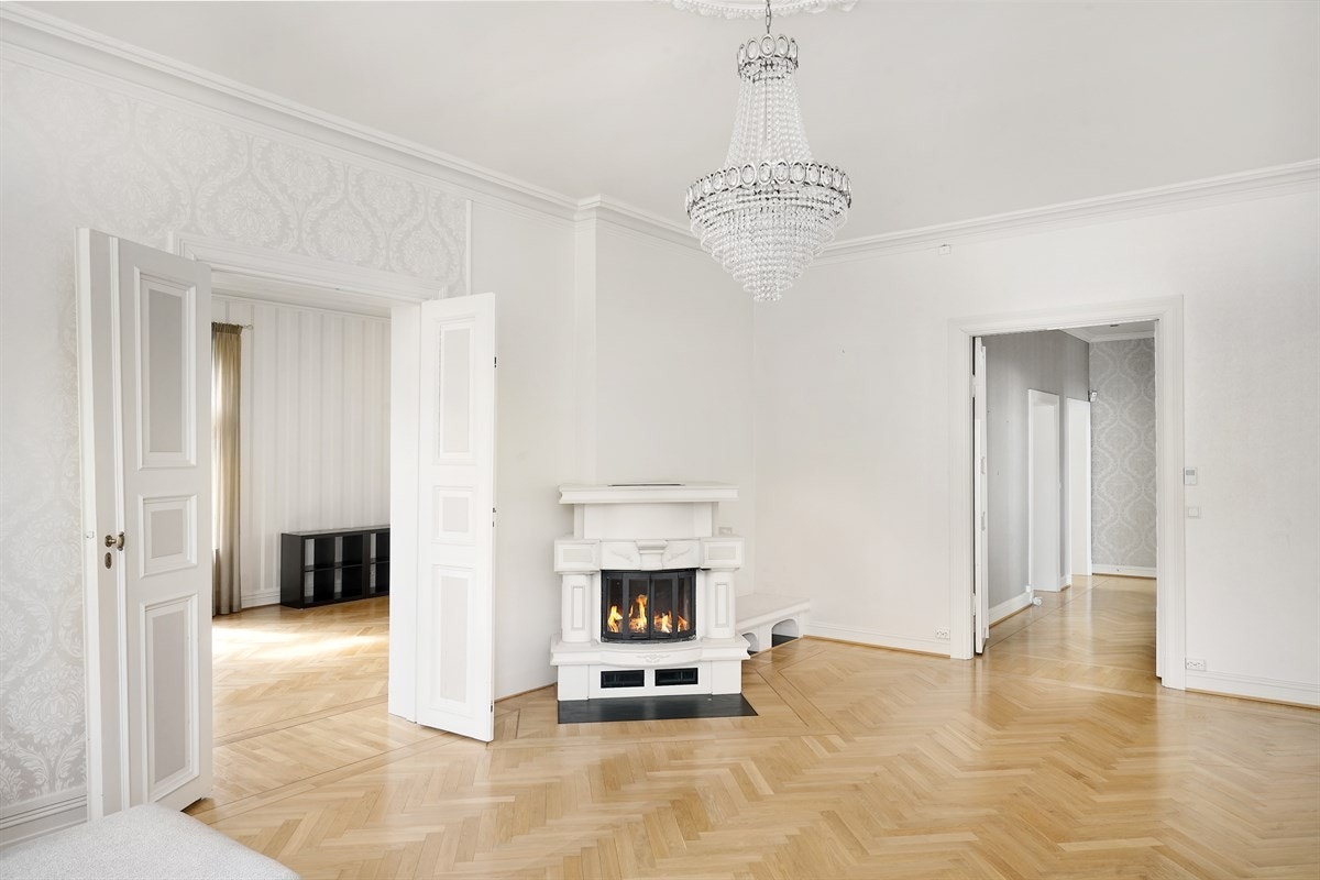 Leilighet 2. etasje. Inn til spisestue. Galleribilde