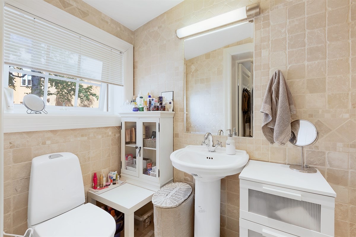 Leilighet 1. etasje. Bad i hybelleilighet Galleribilde