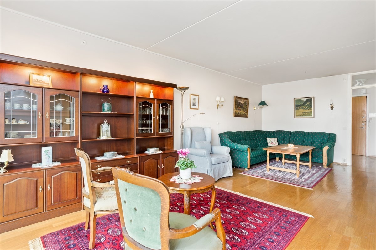 Plass til sofagruppe og spiseplass i stuen Galleribilde