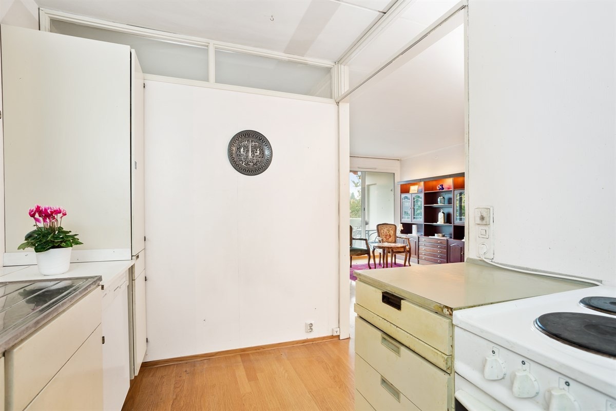 Mange med lik planløsning i borettslaget har valgt å åpne vegg mot stue for åpen kjøkken/stue løsning Galleribilde