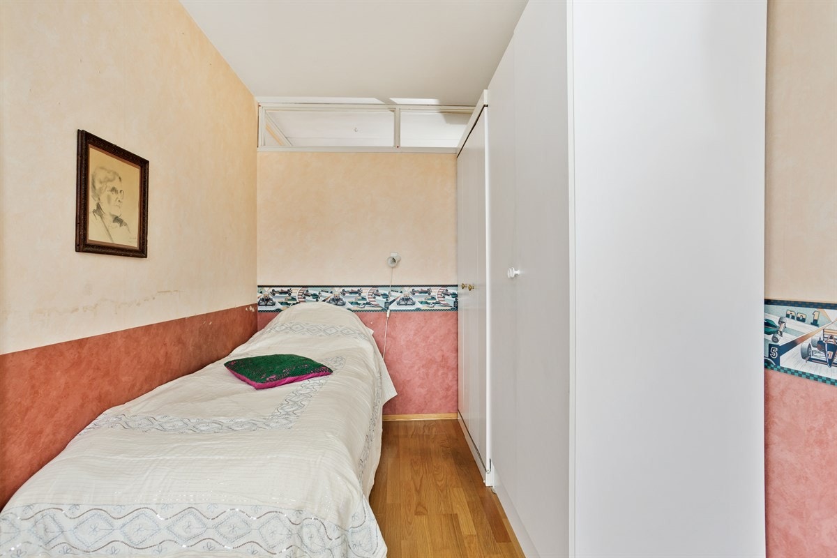 Soverom. Balkongen ligger høyt i terrenget, og det er en leilighet i underetasje Galleribilde