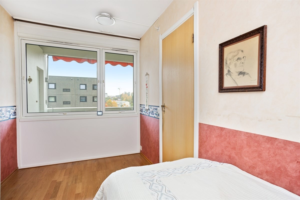 Soverom med vindu ut mot balkong. Galleribilde