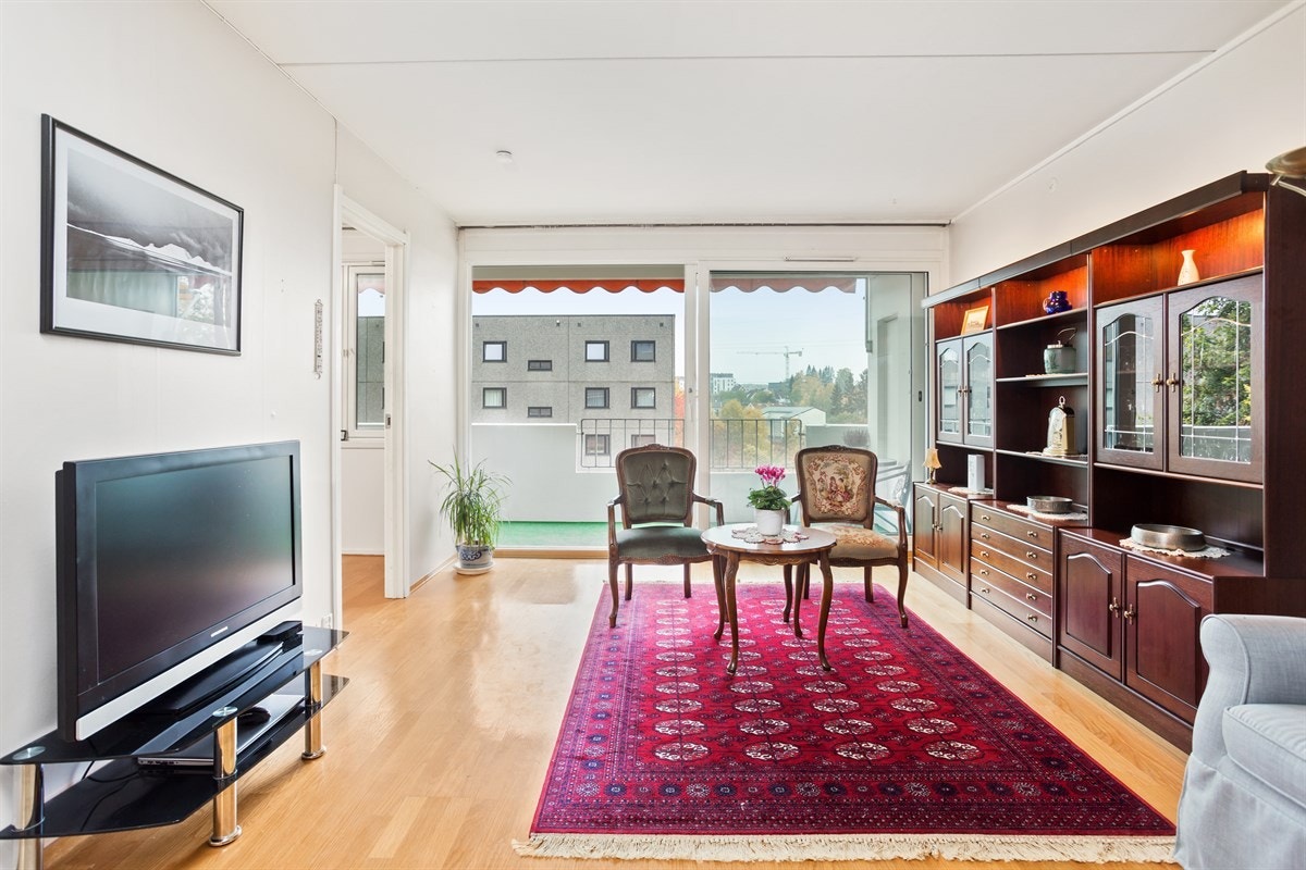 Stor stue med nyere vinduer og skyvedør balkong Galleribilde