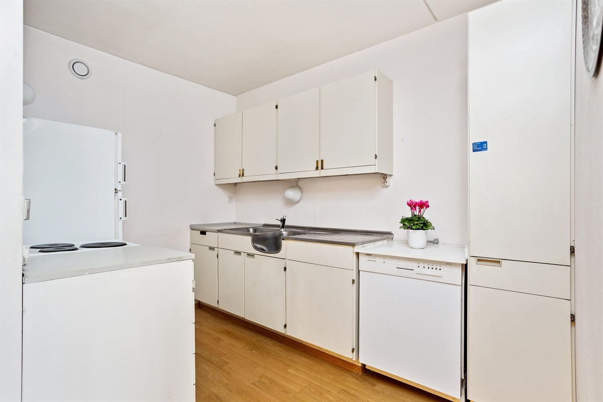 Adskilt kjøkken med eldre innredning Galleribilde