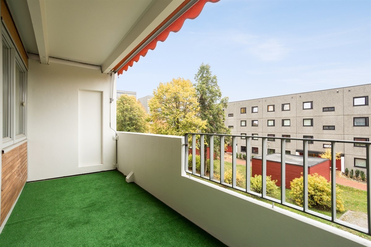 Balkongen ligger sydvestvendt med gode solforhold! Galleribilde