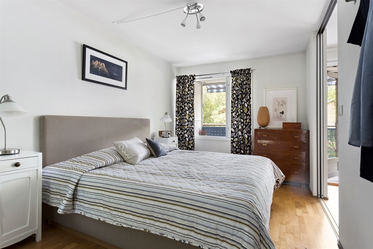 Hovedsoverom med god plass til dobbeltseng. Galleribilde