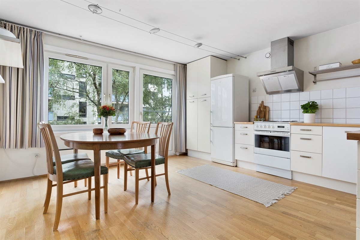 Velkommen til Hovseterveien 64 B! En romslig og gjennomgående 4-roms med separat spisekjøkken. Galleribilde