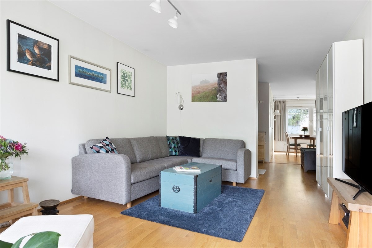 Hyggelig og lys stue med god plass til sofa- og tvmøblement. Galleribilde