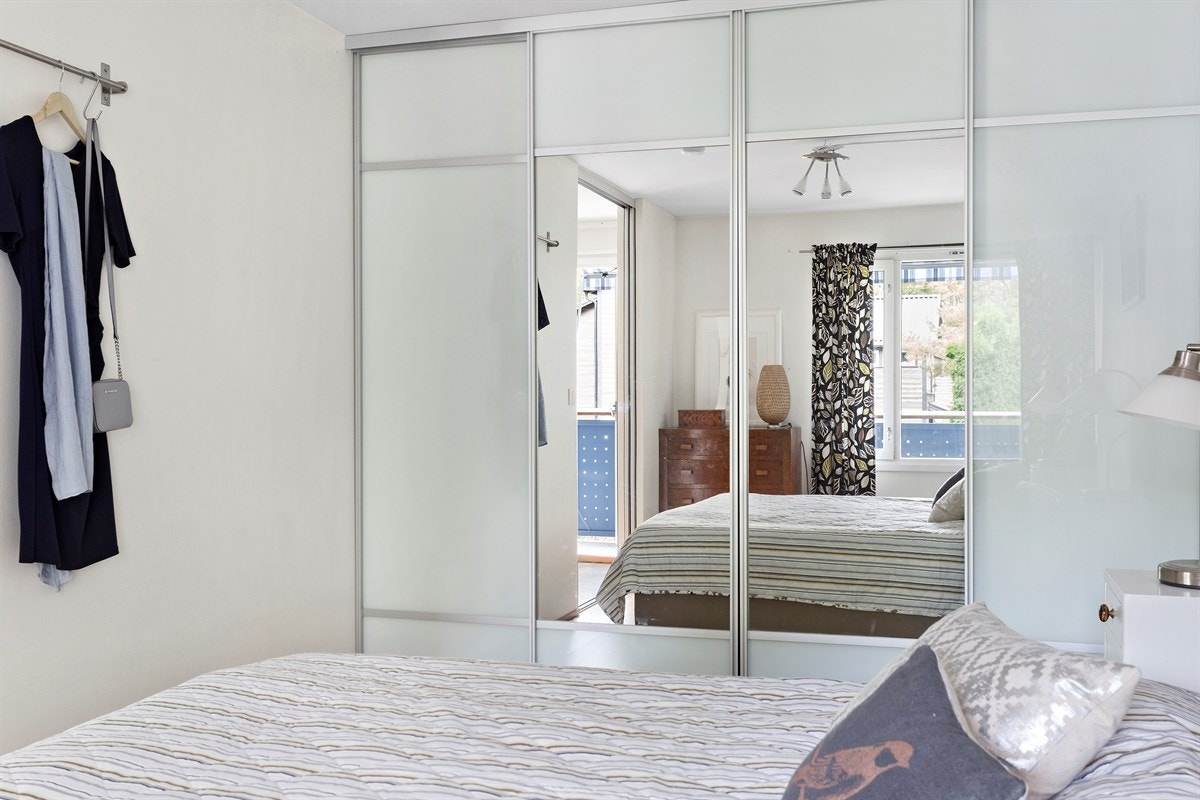 Hovedsoverom med skyvedørsgarderobe. Galleribilde