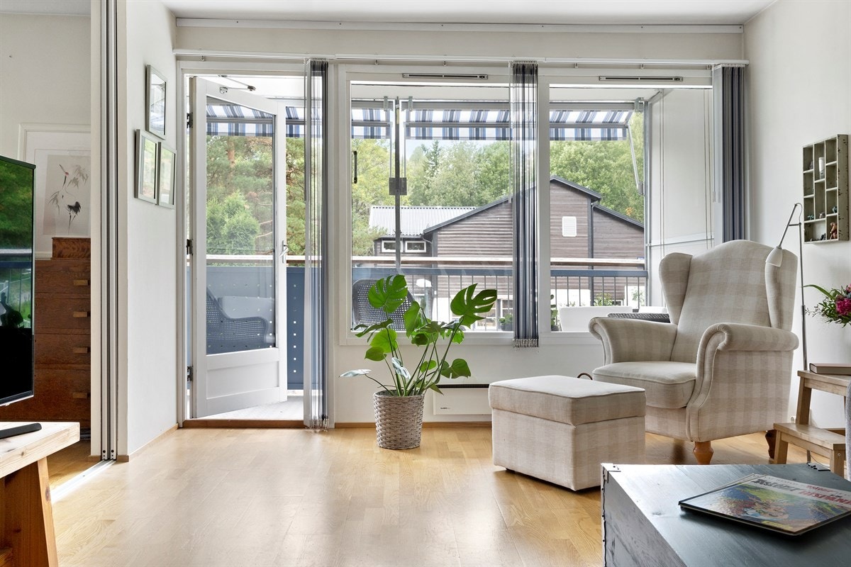 Store vindusflater i stuen gir en lys og luftig atmosfære. Galleribilde