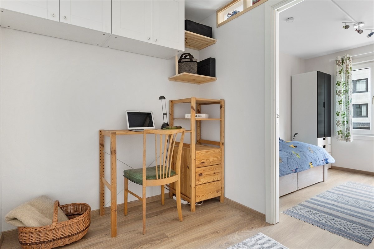 I tilknytning til det ene soverommet har du omkledningsrom, passer også som kontorhjørne. Galleribilde