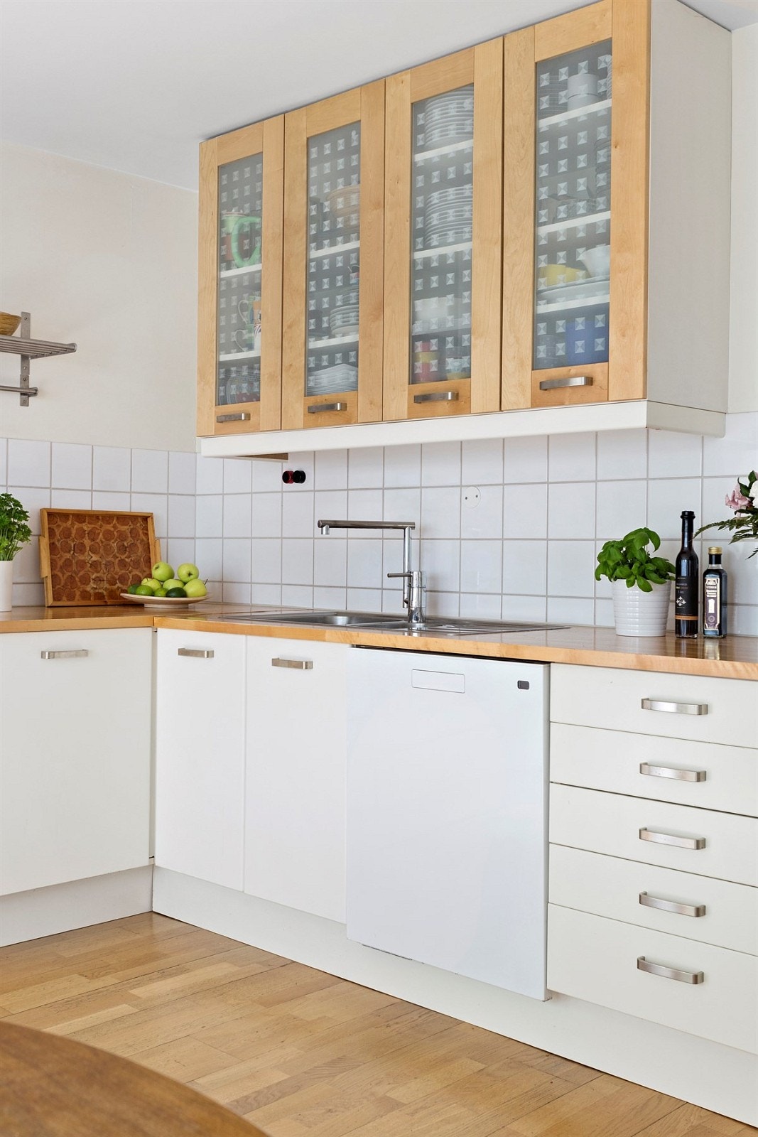 Videre er kjøkkenet utstyrt med ettgrepskran, opplegg for oppvaskmaskin og avtrekksventilator. Galleribilde