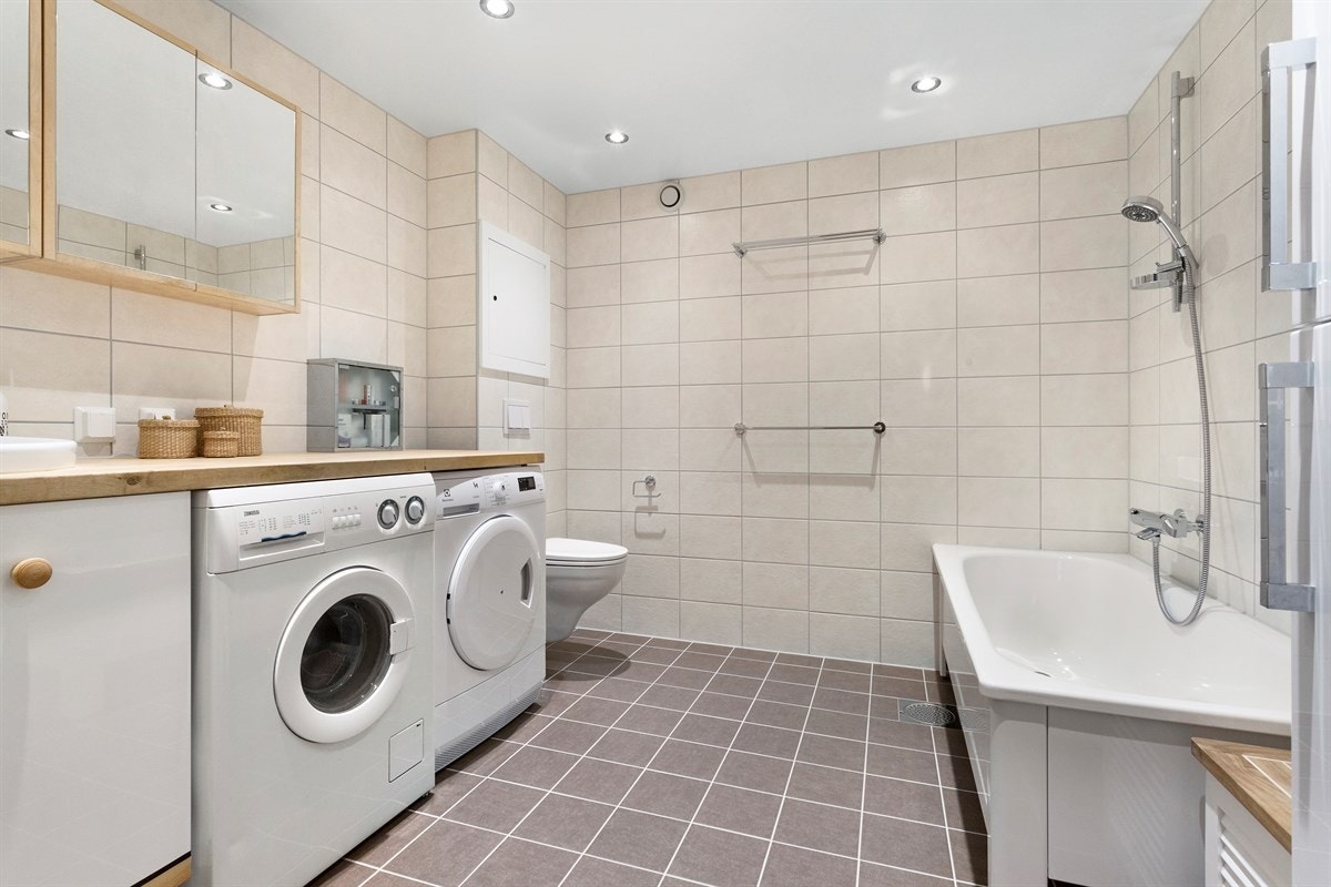 Badet er oppusset i regi av borettslaget i 2017 og utstyrt med badekar, høyskap, vegghengt toalett og opplegg for vaskemaskin. Galleribilde