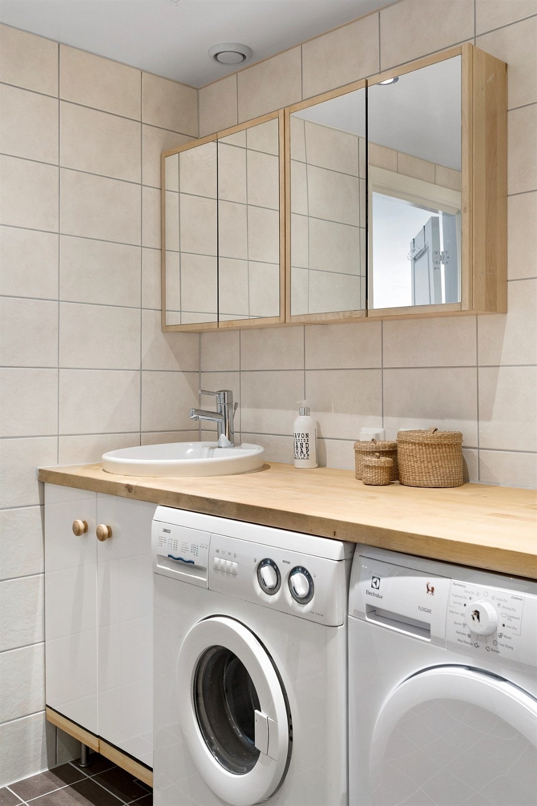 Videre er det servantseksjon i skapinnredning og speilskap. Badet har fliser på gulv og vegger, samt gulvvarme. Galleribilde