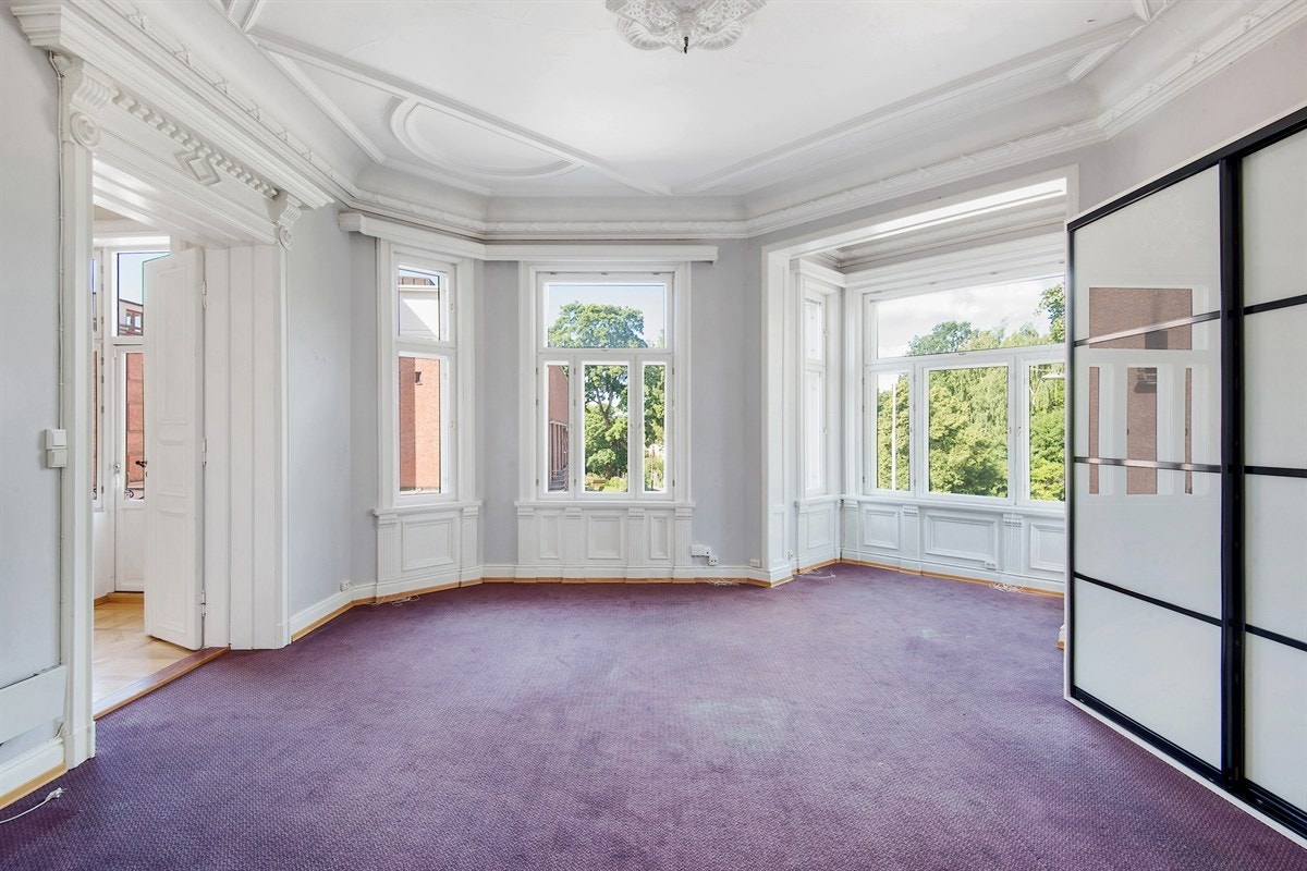 Hjørnestue med flott utsyn, peis og flotte lysforhold Galleribilde