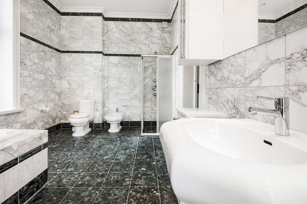 Hovedbaderom vendt mot Hydroparken Galleribilde