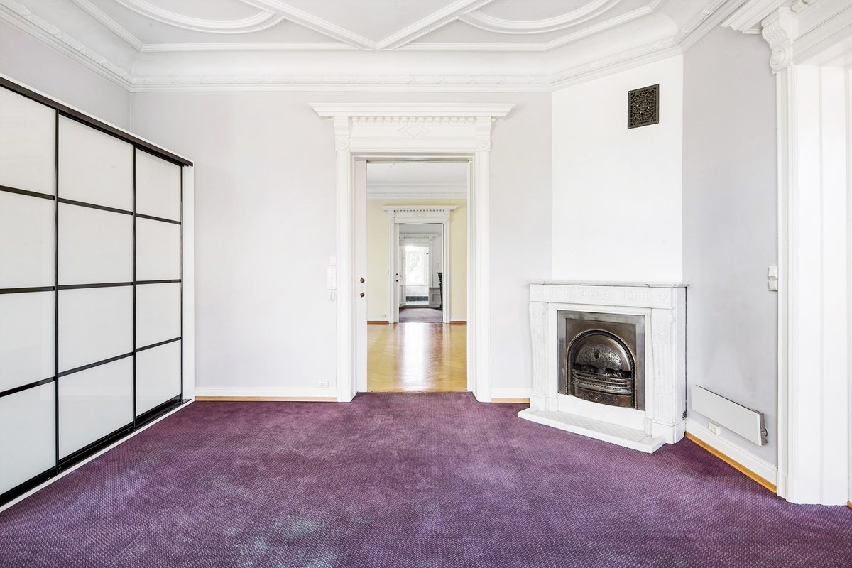 Hjørnestue med flott utsyn, peis og flotte lysforhold Galleribilde