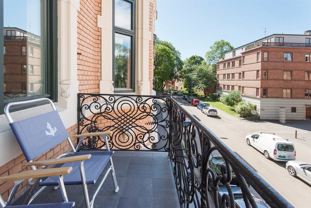 Sydvestvendt balkong med utang fra stue/spisestue Galleribilde