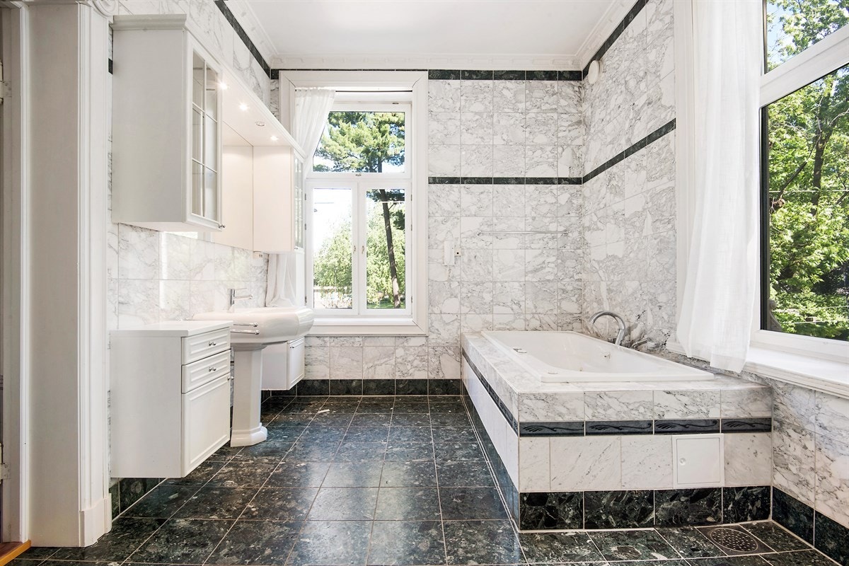 Hovedbaderom vendt mot Hydroparken Galleribilde