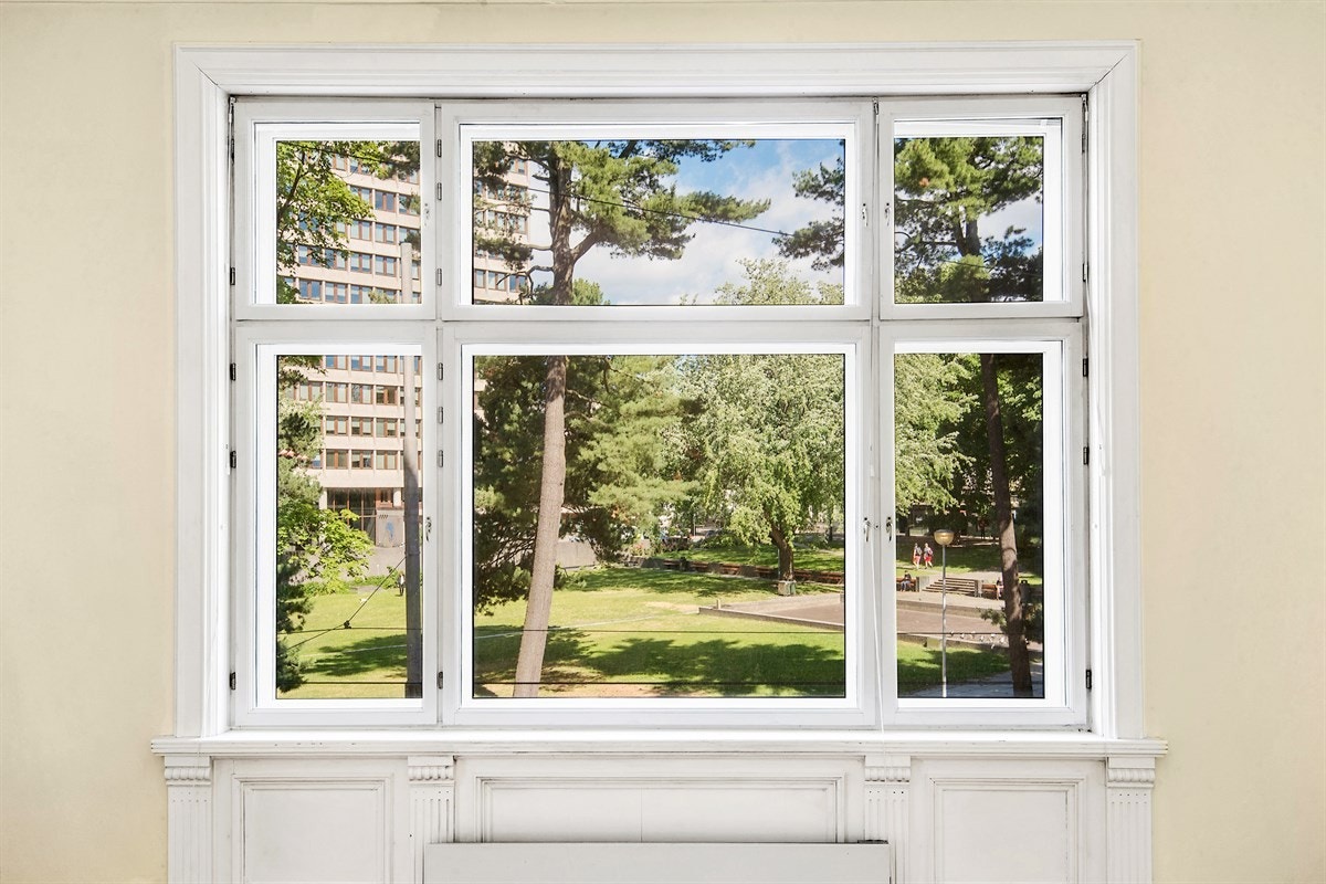 Stue med utsyn til Hydroparken Galleribilde