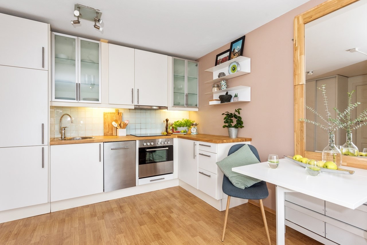 Pent kjøkken og praktisk spiseplass med innfelbart bord Galleribilde