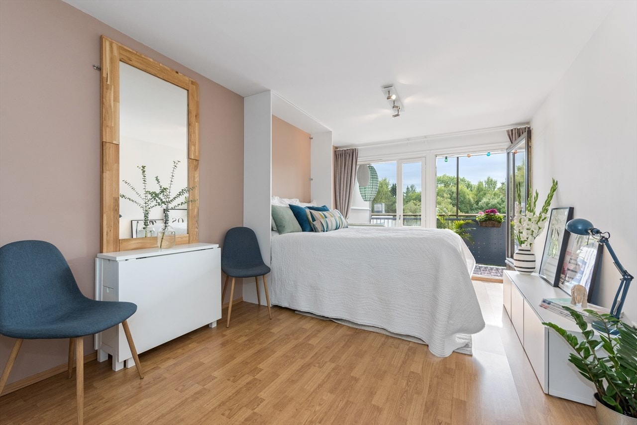 Stuen har en smart løsning med nedfellbar dobbeltseng. Galleribilde