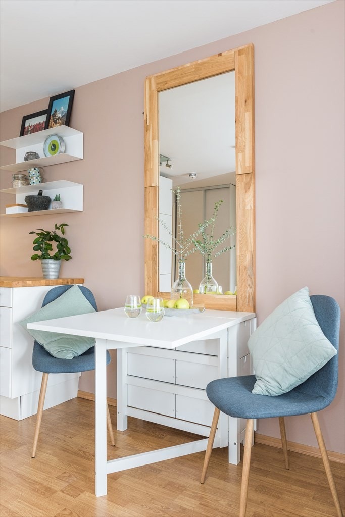 Hyggelig spiseplass. Speilet på veggen er også et bord som kan felles ned dersom man trenger mer bordplass. Galleribilde