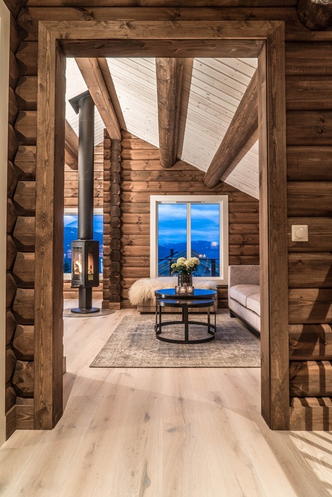 Det er lagt solid enstavs eikeparkett i store deler av hytta Galleribilde