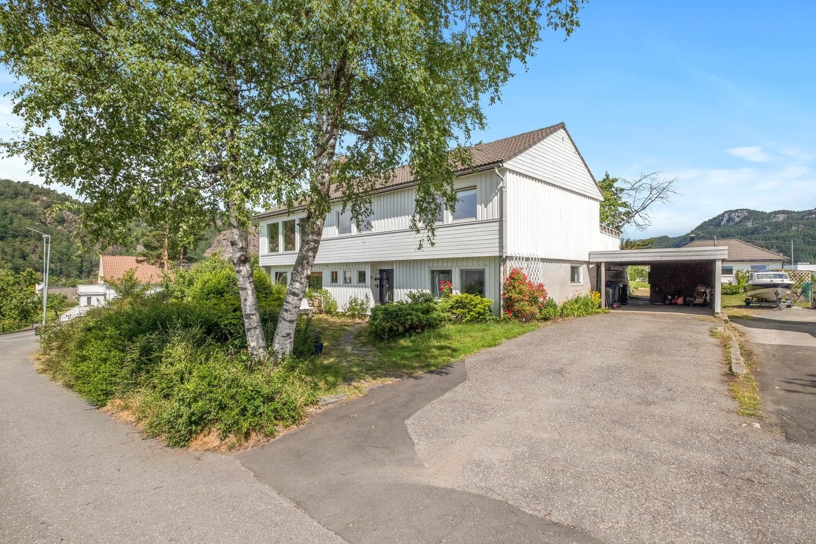 Gårdsrom har god plass til parkering i tillegg til carport. Galleribilde