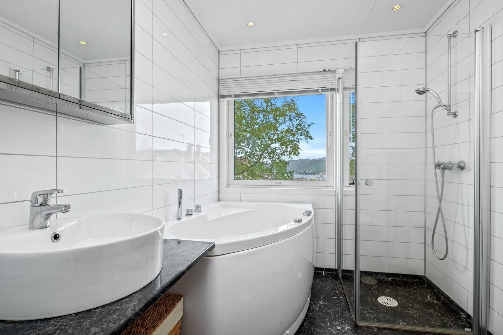 Moderne baderomsinnredning m/dusjnisje, badekar, wc og servant. Galleribilde