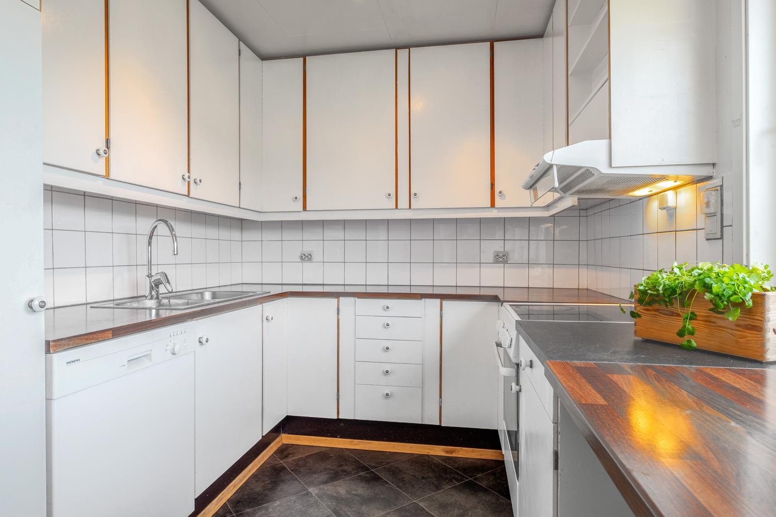 Kjøkkenet har godt med skap- og benkeplass. Galleribilde