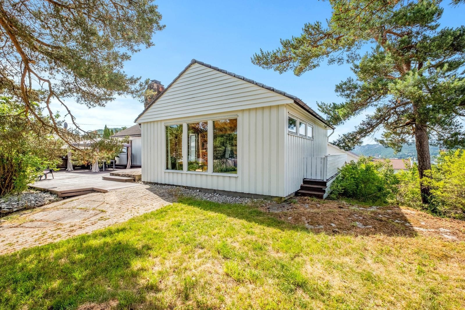 Solrik hage med usjenert terrasse! Galleribilde