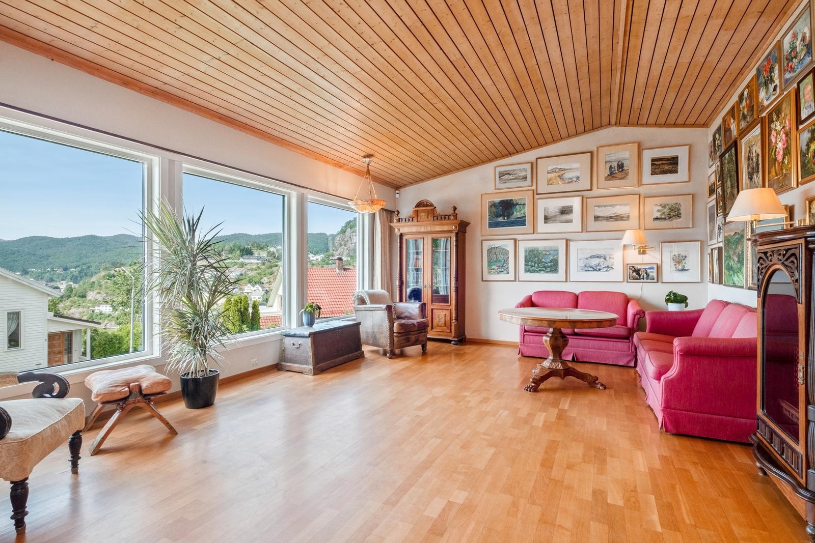 God takhøyde og store vindusflater i stua! Galleribilde