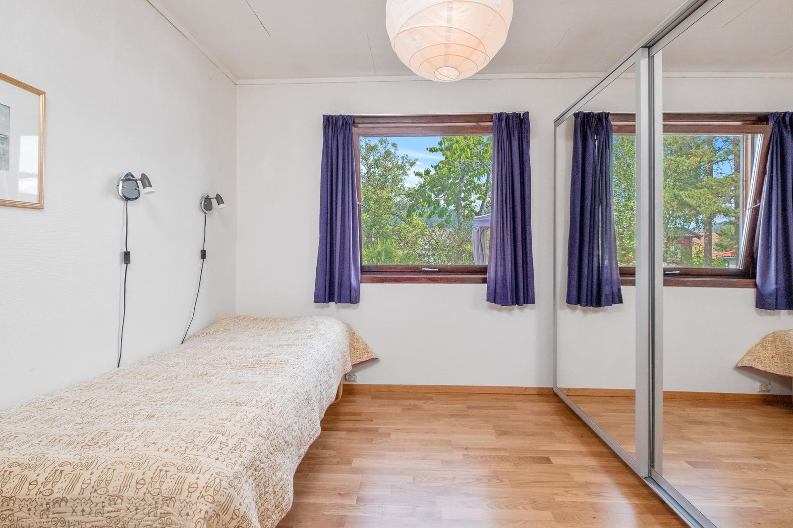 Soverom m/skyvedørsgarderobe Galleribilde